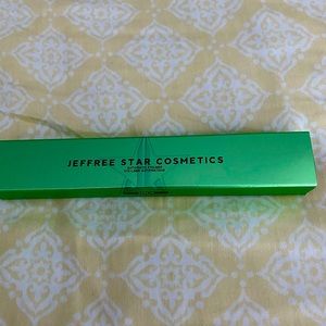 Jeffree Star automatic liner